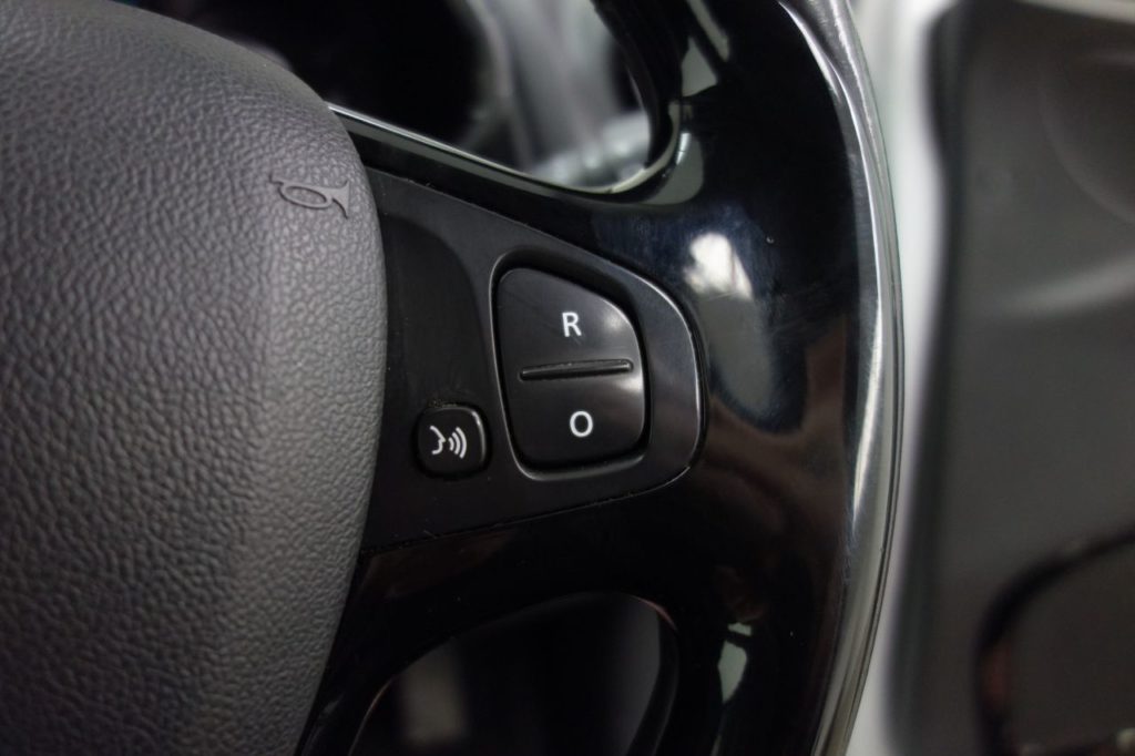 Used_2016_WHITE_RENAULT_CLIO_1