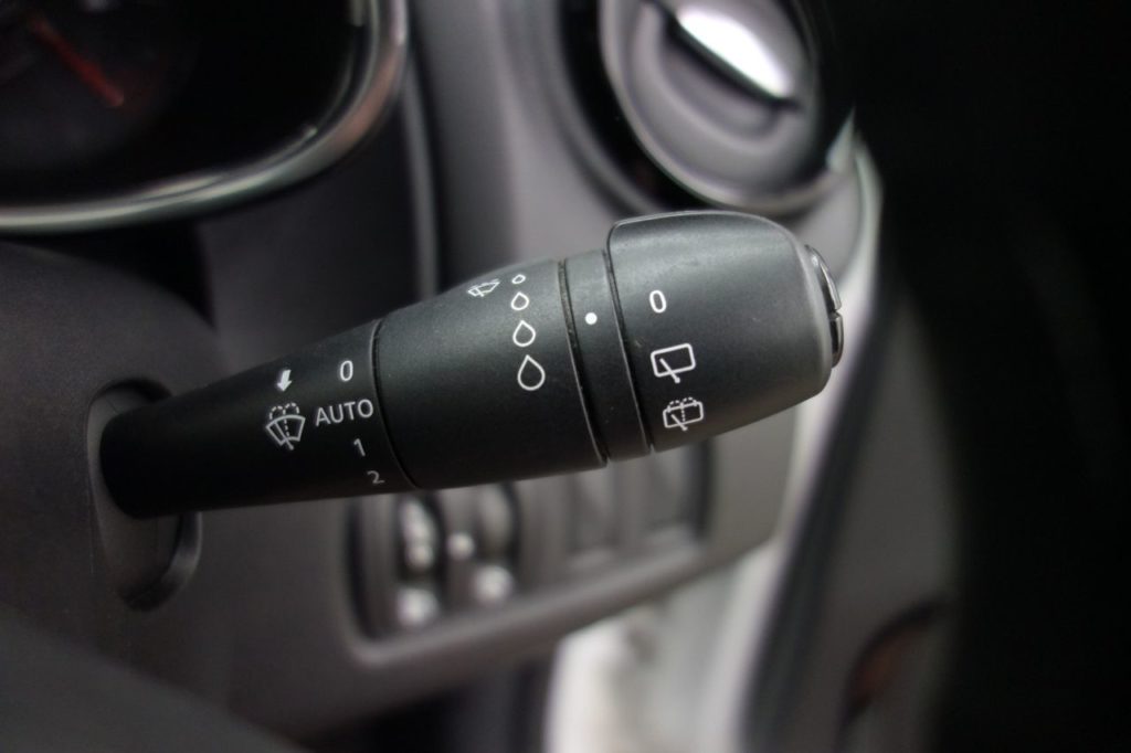 Used_2016_WHITE_RENAULT_CLIO_1
