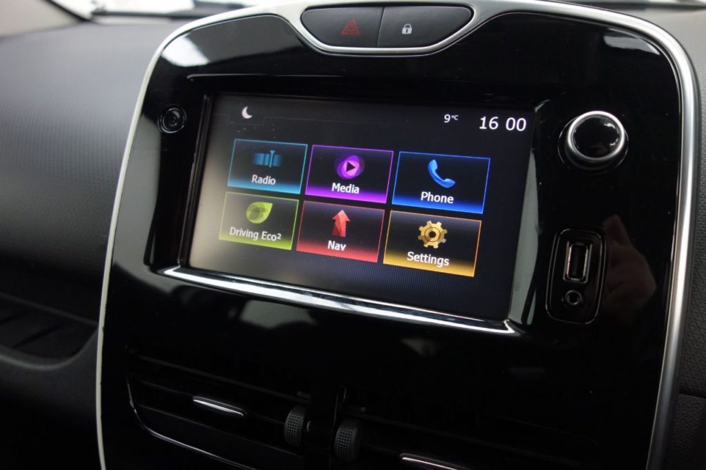 Used_2016_WHITE_RENAULT_CLIO_1