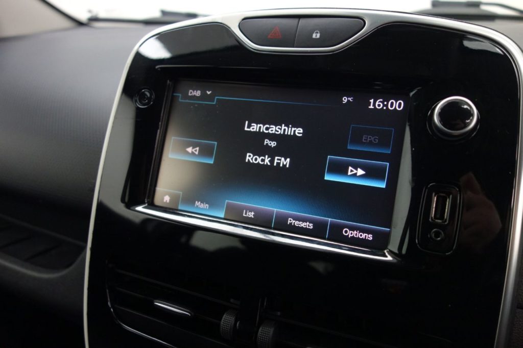 Used_2016_WHITE_RENAULT_CLIO_1