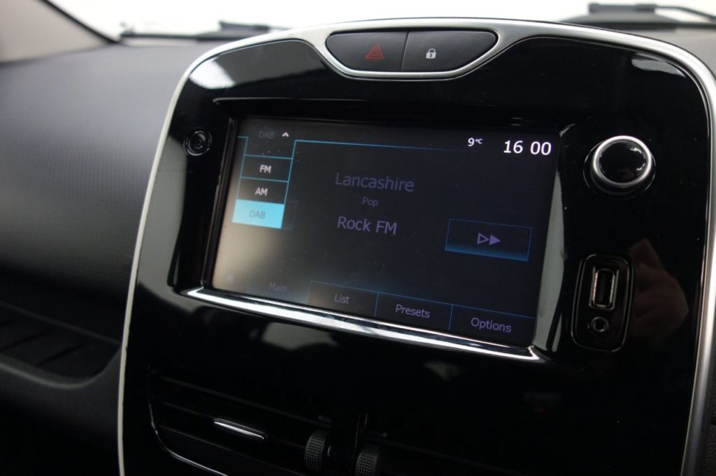 Used_2016_WHITE_RENAULT_CLIO_1