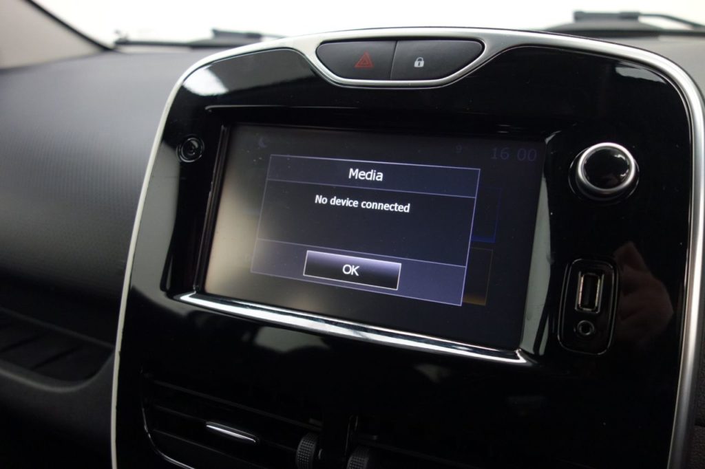 Used_2016_WHITE_RENAULT_CLIO_1