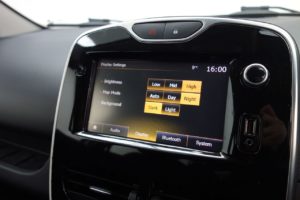 Used_2016_WHITE_RENAULT_CLIO_1