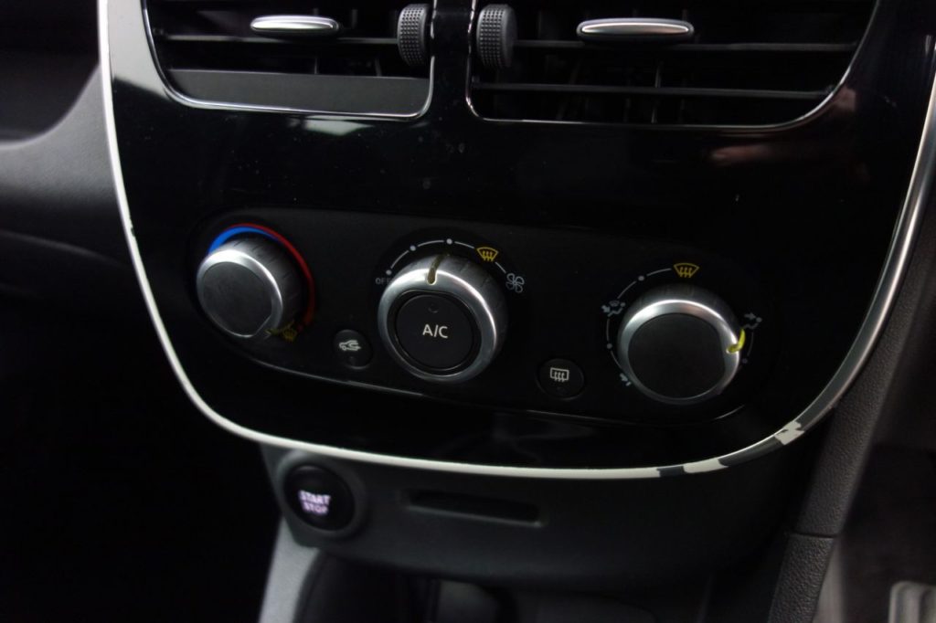 Used_2016_WHITE_RENAULT_CLIO_1