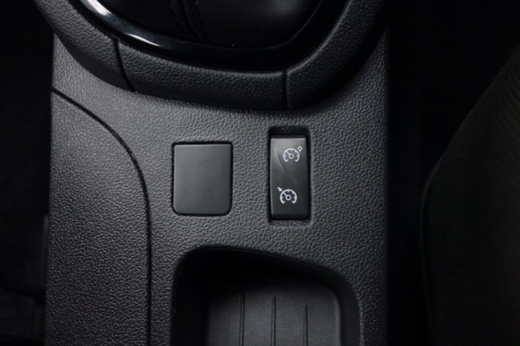 Used_2016_WHITE_RENAULT_CLIO_1