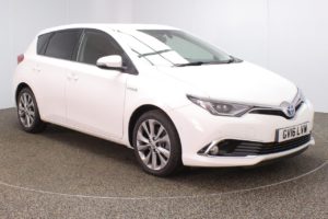 Used 2016 WHITE TOYOTA AURIS Hatchback 1.8 VVT-I EXCEL 5d AUTO 99 BHP (reg. 2016-06-15) for sale in Crompton