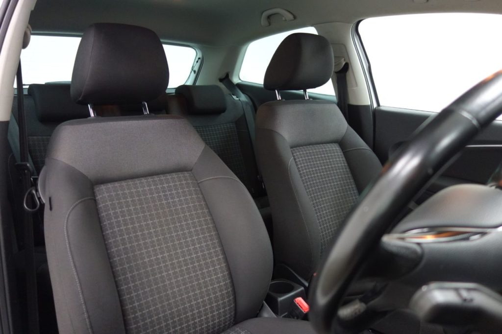 Used_2016_WHITE_VOLKSWAGEN_POLO_1