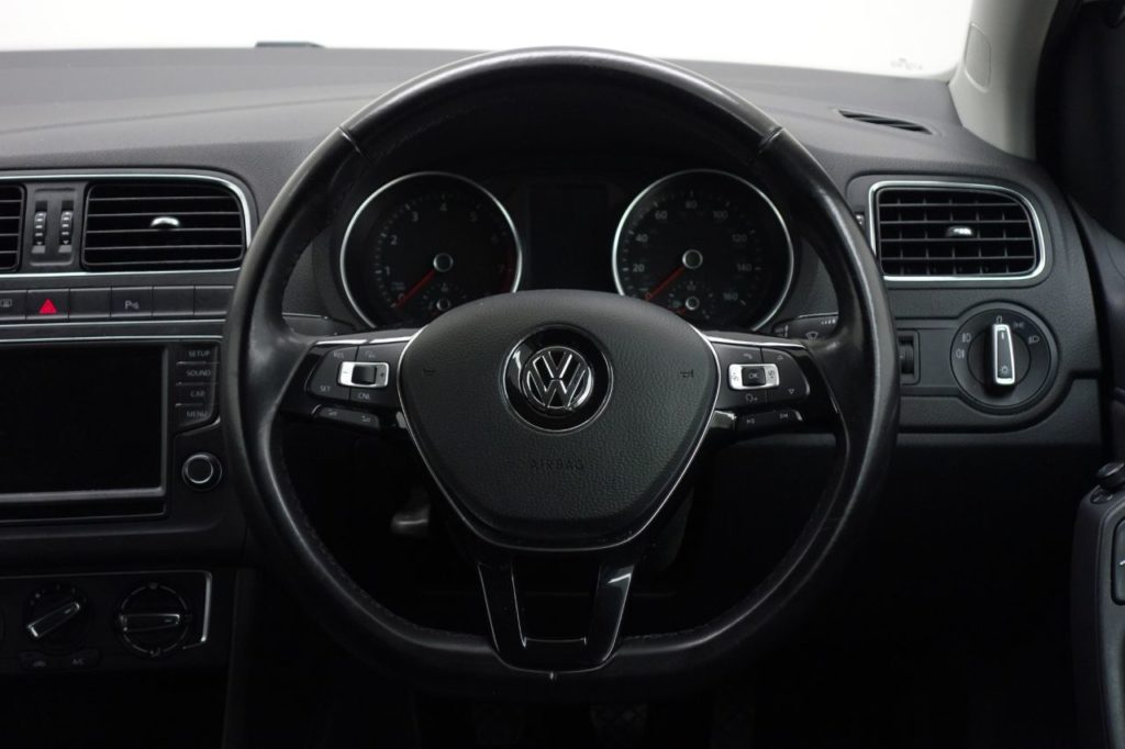 Used_2016_WHITE_VOLKSWAGEN_POLO_1