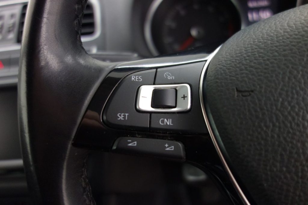 Used_2016_WHITE_VOLKSWAGEN_POLO_1