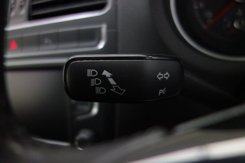 Used_2016_WHITE_VOLKSWAGEN_POLO_1