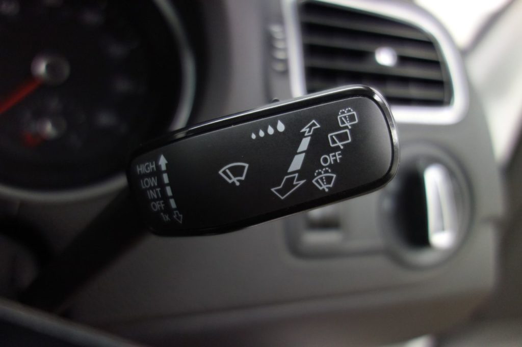 Used_2016_WHITE_VOLKSWAGEN_POLO_1