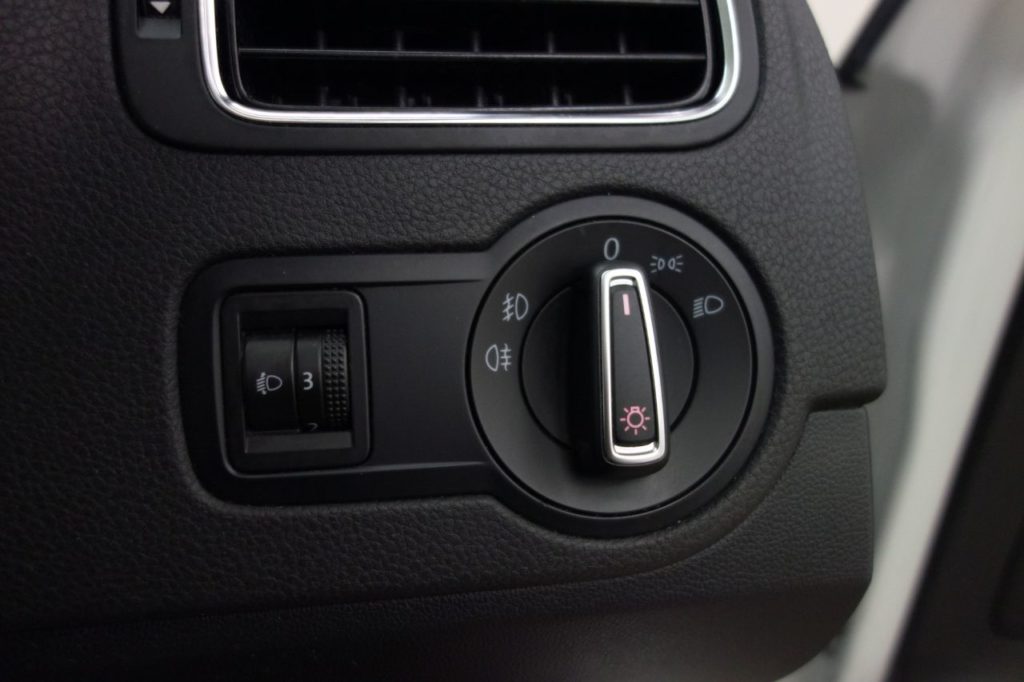 Used_2016_WHITE_VOLKSWAGEN_POLO_1
