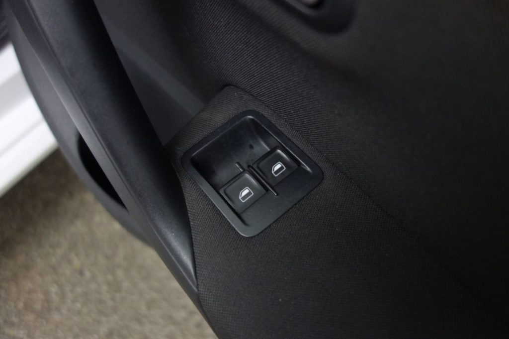 Used_2016_WHITE_VOLKSWAGEN_POLO_1