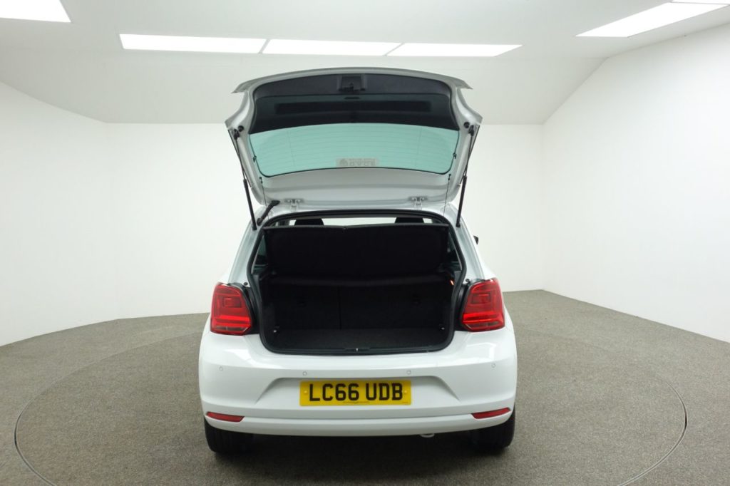 Used_2016_WHITE_VOLKSWAGEN_POLO_1