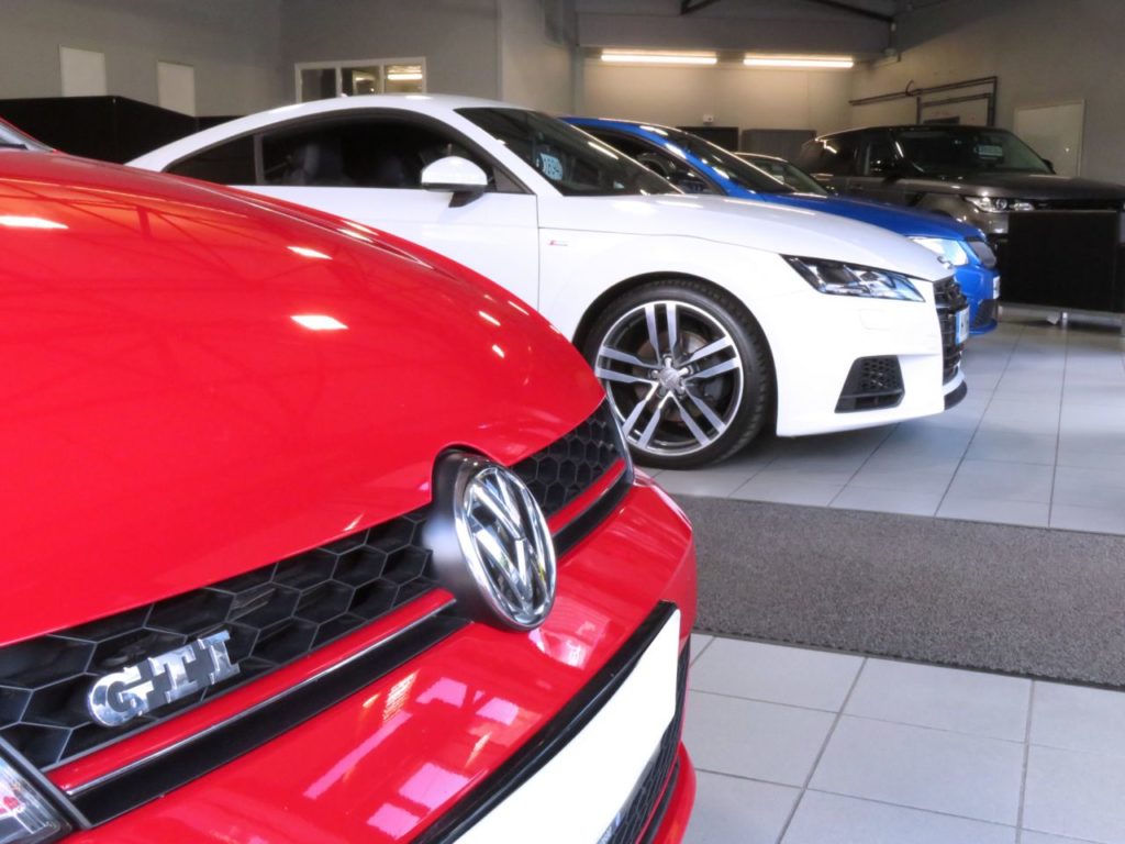 Used_2016_WHITE_VOLKSWAGEN_POLO_1