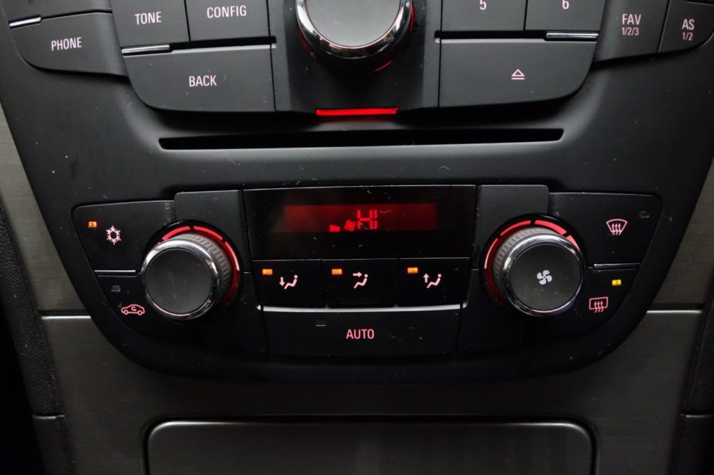 Used_2009_BLUE_VAUXHALL_INSIGNIA_2