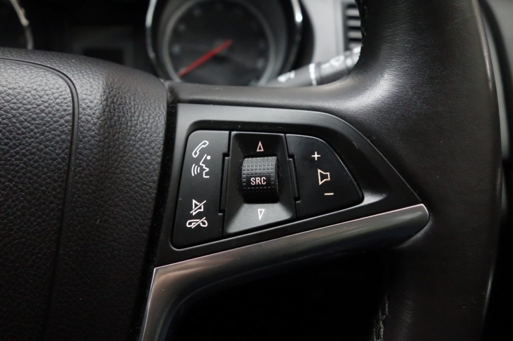 Used_2009_BLUE_VAUXHALL_INSIGNIA_2