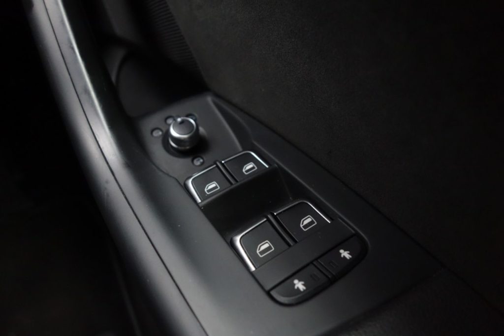Used_2014_BLACK_AUDI_Q3_2