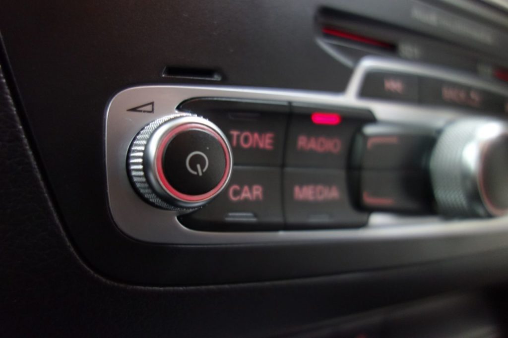 Used_2015_BLACK_AUDI_Q3_2
