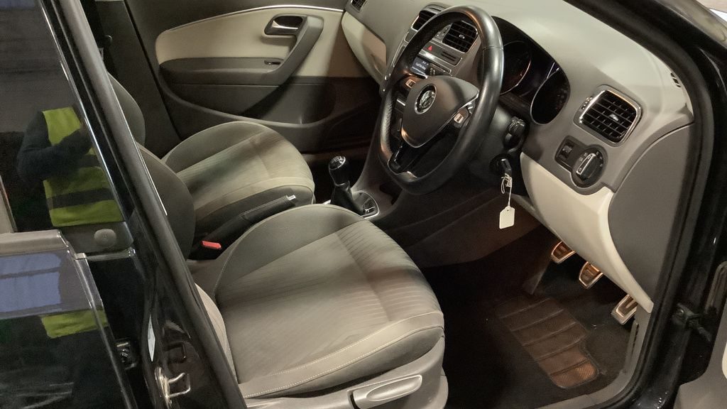 Used_2015_BLACK_VOLKSWAGEN_POLO_1