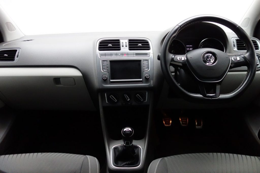 Used_2015_SILVER_VOLKSWAGEN_POLO_1