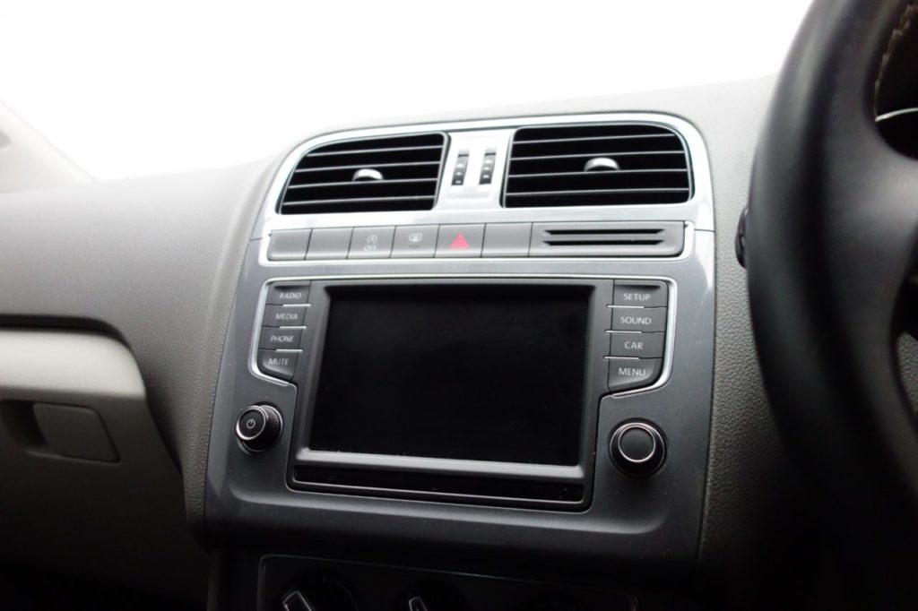 Used_2015_SILVER_VOLKSWAGEN_POLO_1