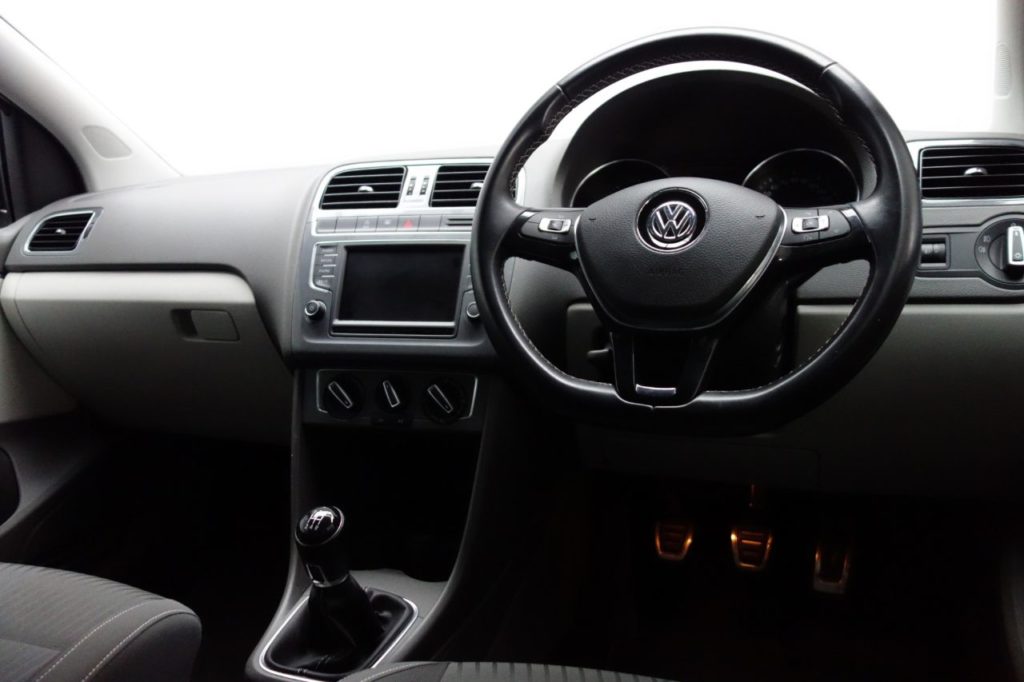 Used_2015_SILVER_VOLKSWAGEN_POLO_1