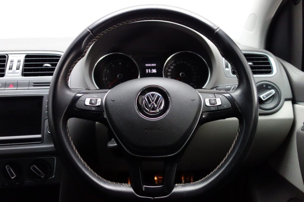 Used_2015_SILVER_VOLKSWAGEN_POLO_1