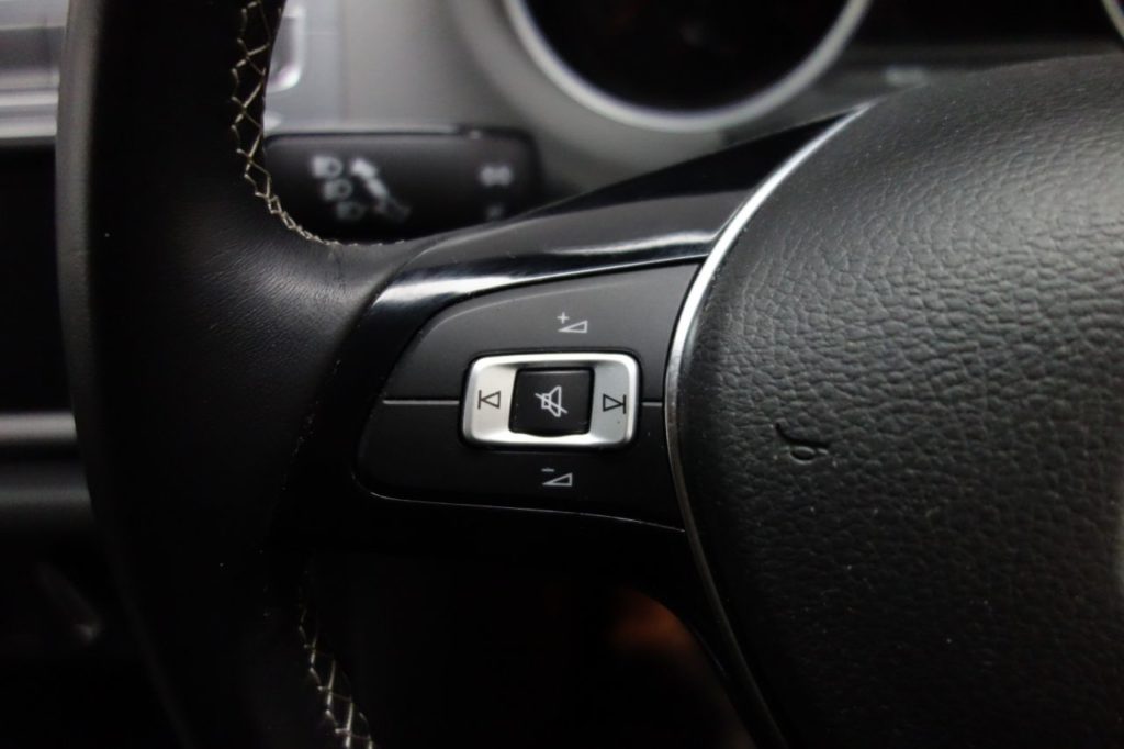 Used_2015_SILVER_VOLKSWAGEN_POLO_1