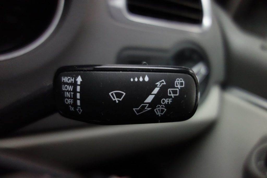 Used_2015_SILVER_VOLKSWAGEN_POLO_1