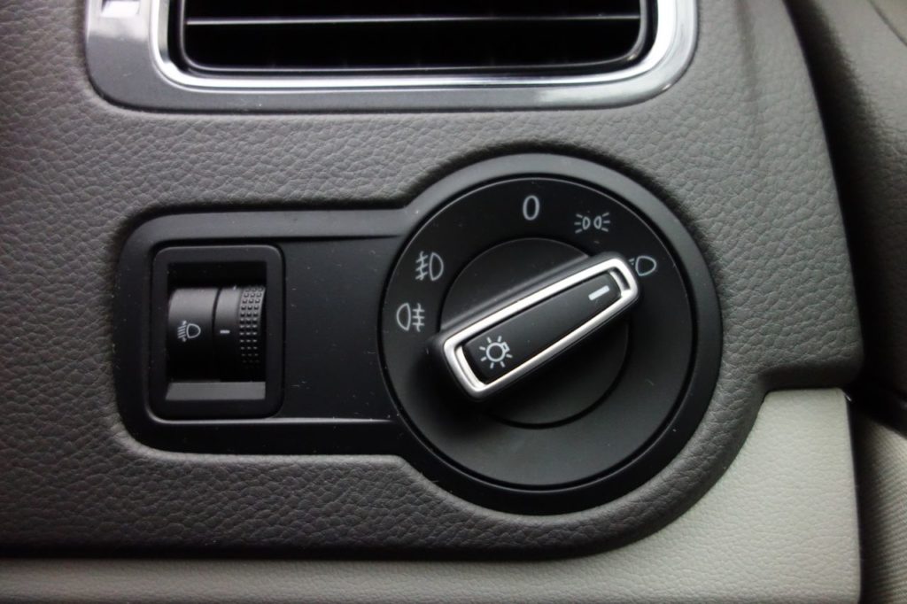 Used_2015_SILVER_VOLKSWAGEN_POLO_1