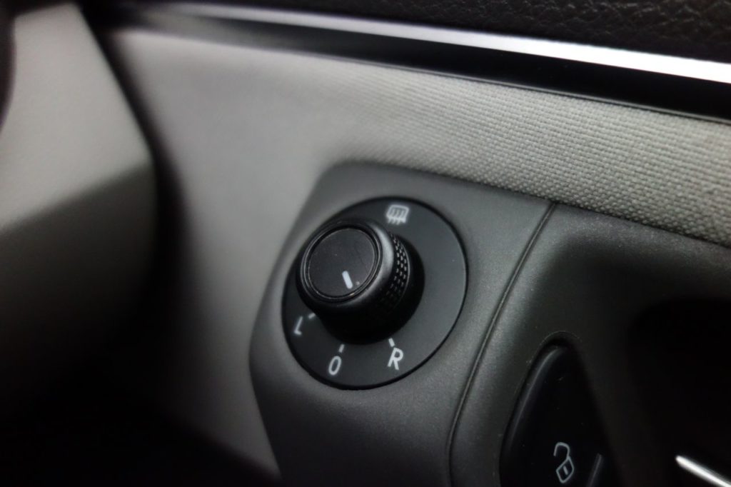 Used_2015_SILVER_VOLKSWAGEN_POLO_1
