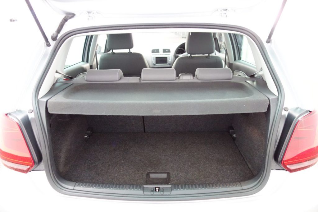 Used_2015_SILVER_VOLKSWAGEN_POLO_1