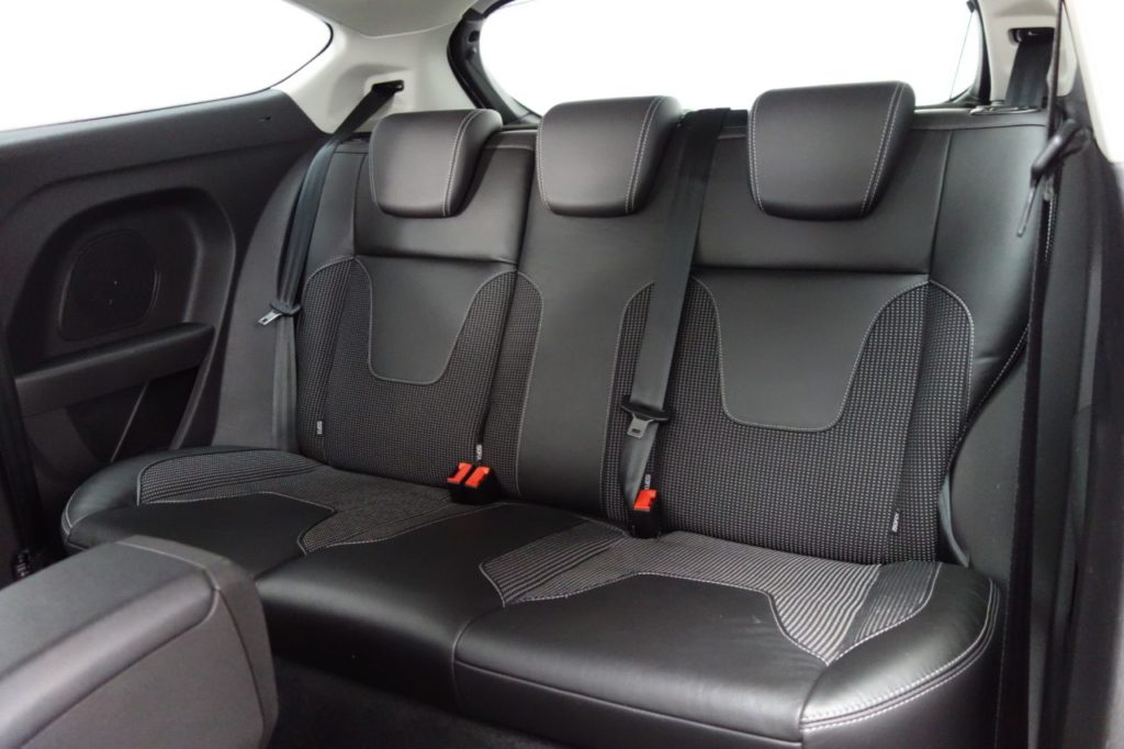 Used_2016_WHITE_FORD_FIESTA_1