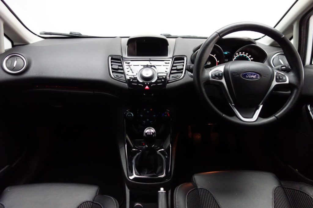 Used_2016_WHITE_FORD_FIESTA_1