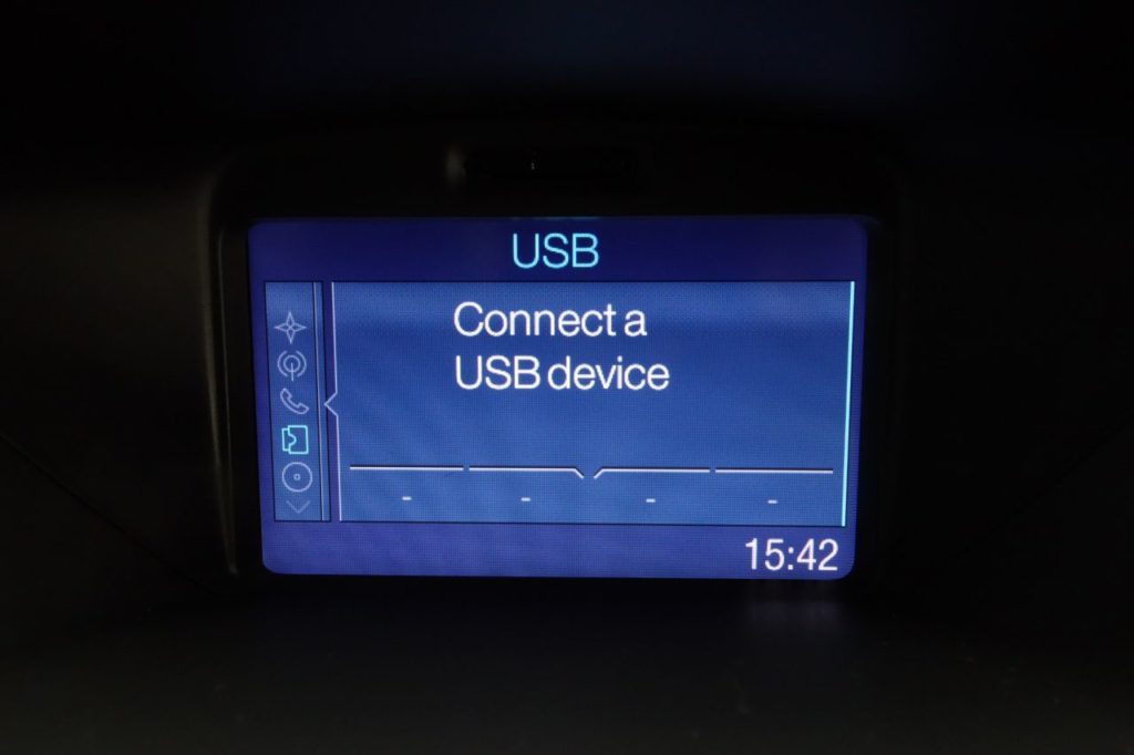 Used_2016_WHITE_FORD_FIESTA_1