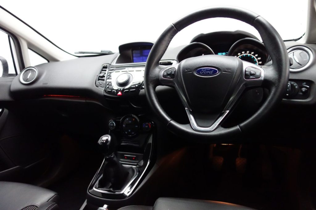 Used_2016_WHITE_FORD_FIESTA_1