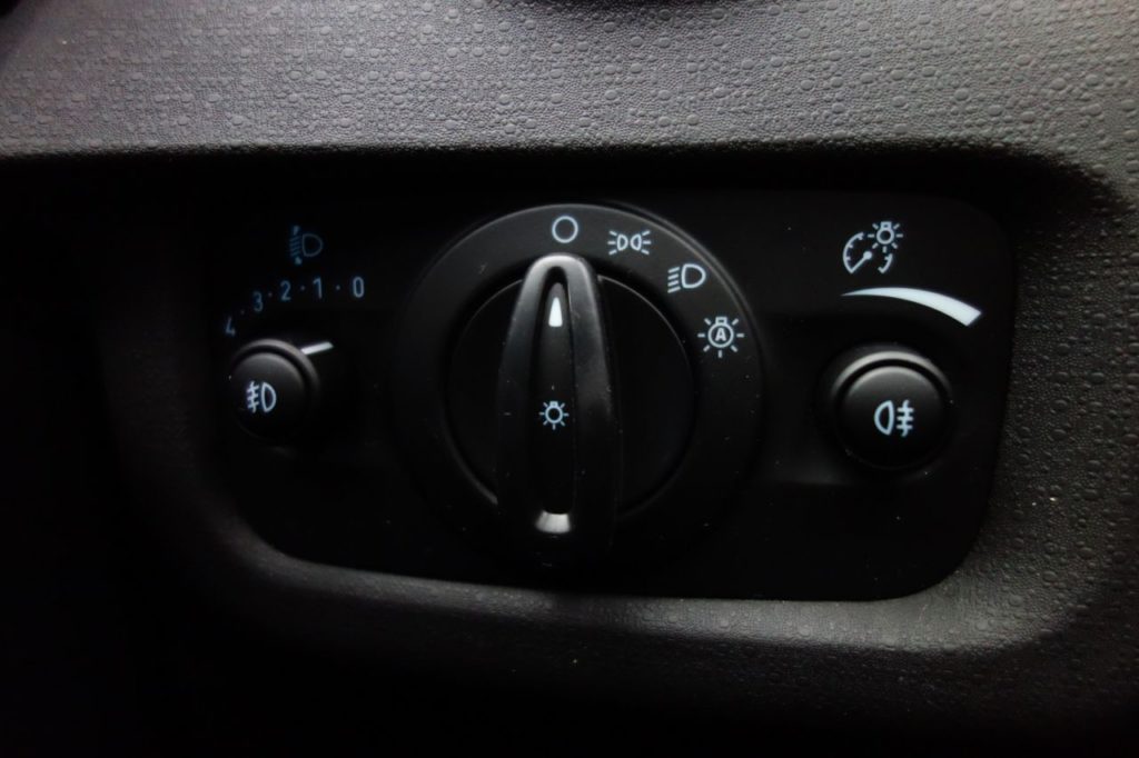 Used_2016_WHITE_FORD_FIESTA_1