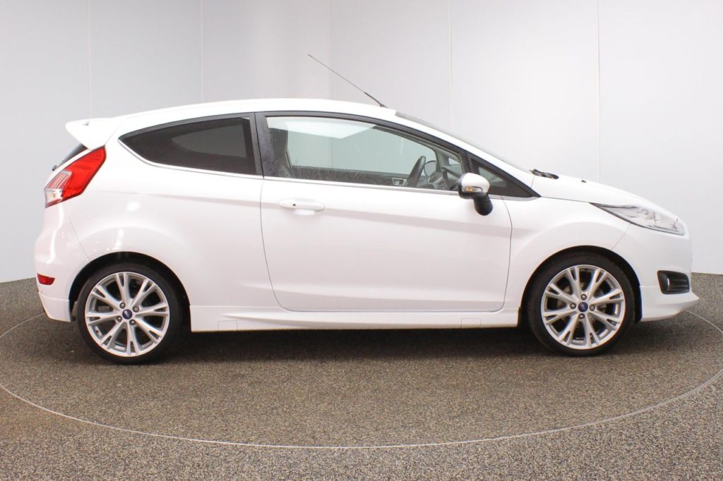 Used_2016_WHITE_FORD_FIESTA_1