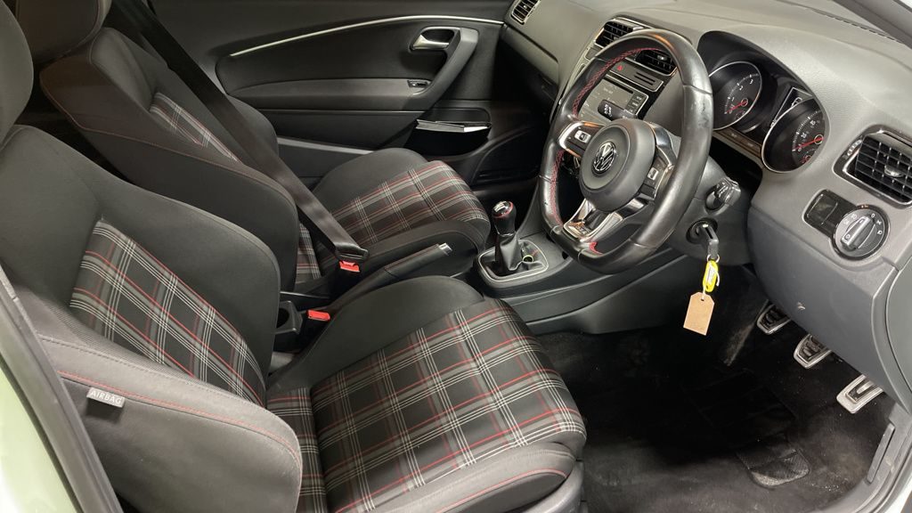 Used_2016_WHITE_VOLKSWAGEN_POLO_1