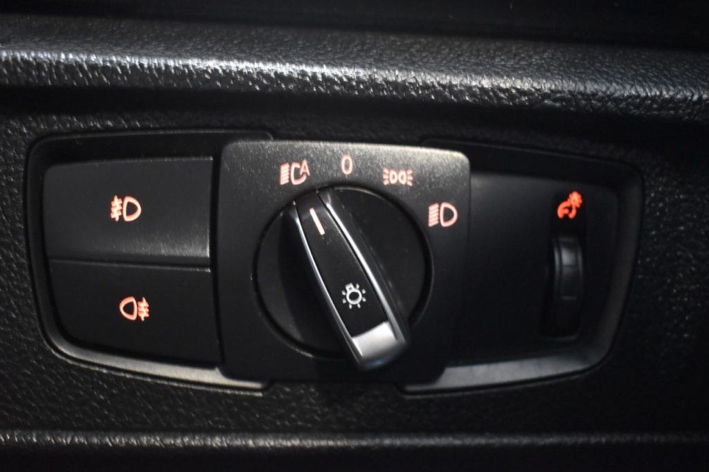 Used_2014_WHITE_BMW_1-SERIES_2