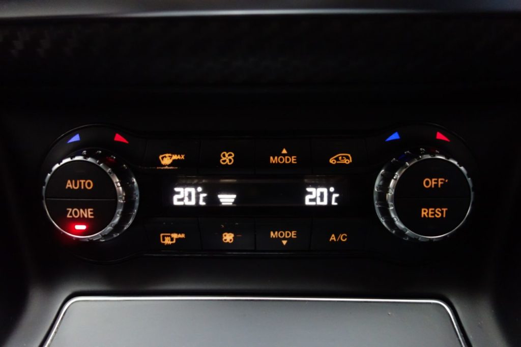 Used_2015_BLACK_MERCEDES-BENZ_A-CLASS_2