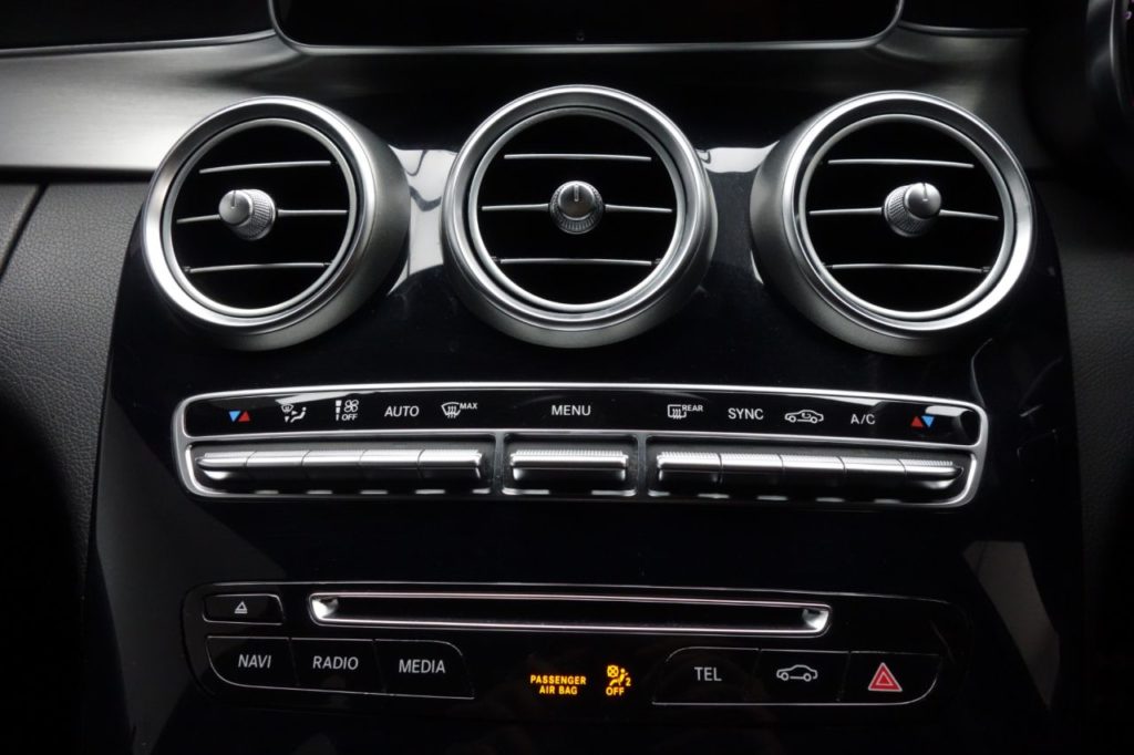 Used_2015_BLACK_MERCEDES-BENZ_C-CLASS_2