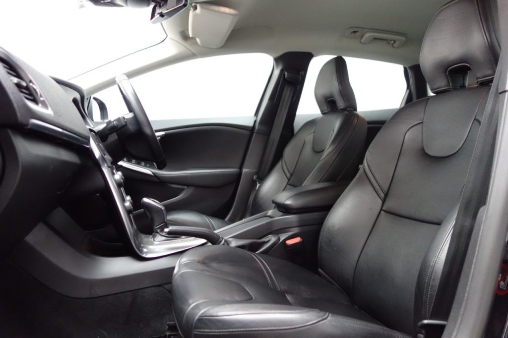 Used_2016_BLUE_VOLVO_V40_1