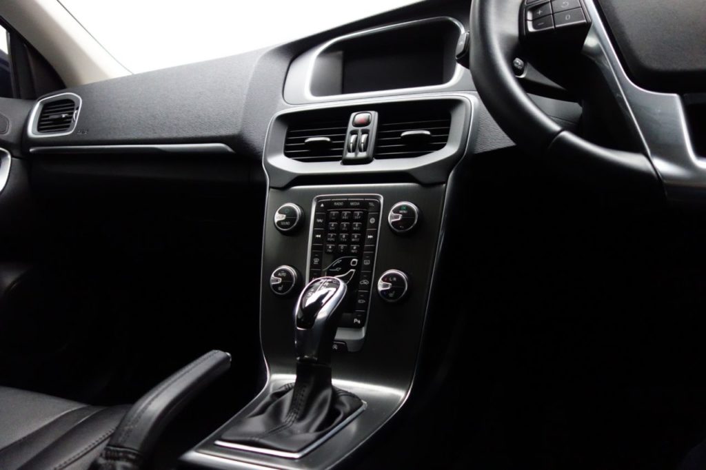 Used_2016_BLUE_VOLVO_V40_1