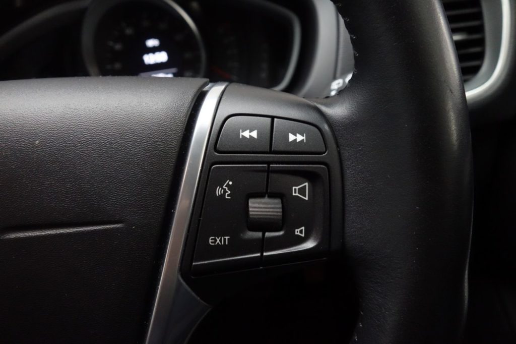 Used_2016_BLUE_VOLVO_V40_1