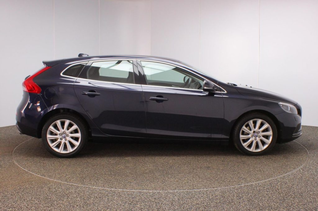 Used_2016_BLUE_VOLVO_V40_1