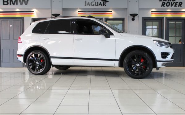 Used 2016 WHITE VOLKSWAGEN TOUAREG Estate 3.0 V6 R-LINE TDI BLUEMOTION TECHNOLOGY 5d 259 BHP - TO ENQUIRE OR RESERVE CALL 0161 4561991 (reg. 2016-10-28) for sale in Marple
