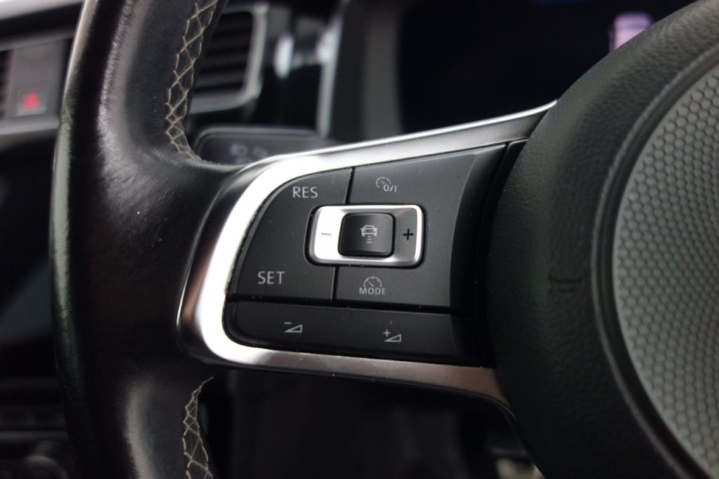 Used_2017_SILVER_VOLKSWAGEN_GOLF_2