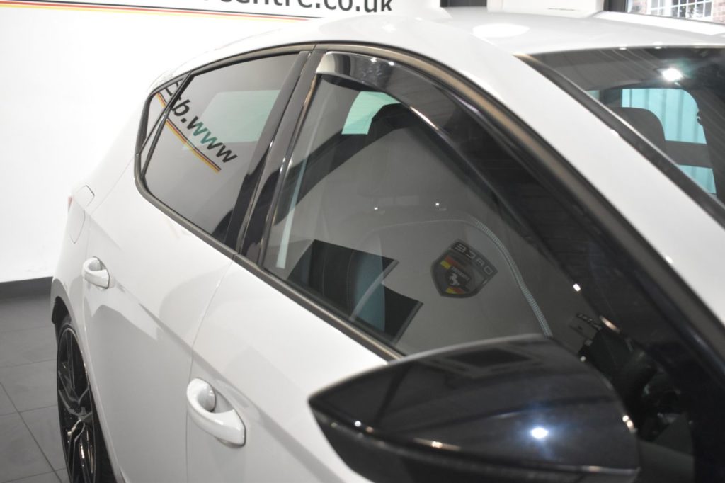 Used_2017_WHITE_SEAT_LEON_2